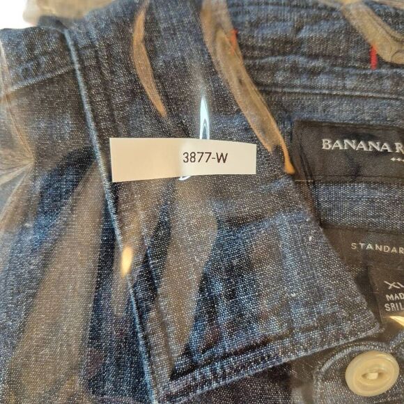 Banana Republic Men's Navy Cotton/Linen Chambray Short Sleeve Button Down Shirt - Picture 3 of 11